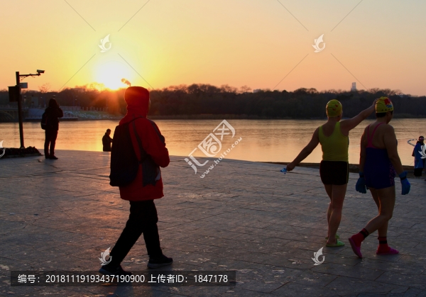 夕陽冬泳