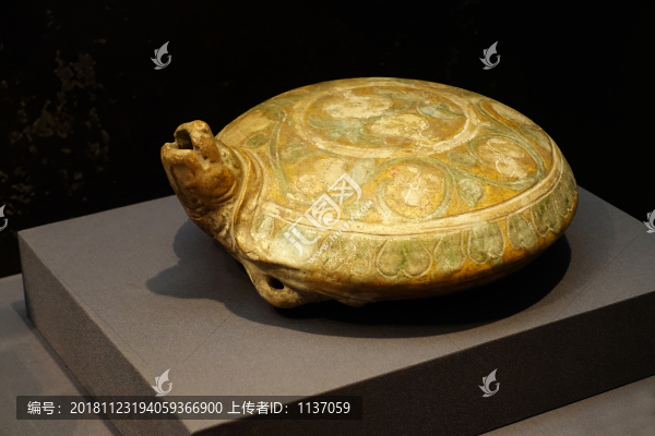 三彩刻劃花石榴紋陶龜形壺