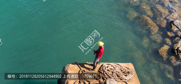 一個人在海邊釣魚