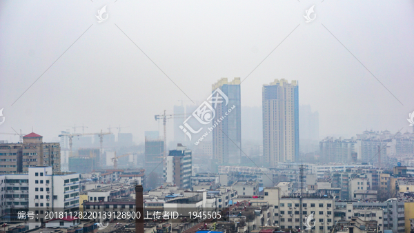 城市建筑霧霾天氣