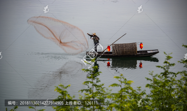 婺源河上捕魚人