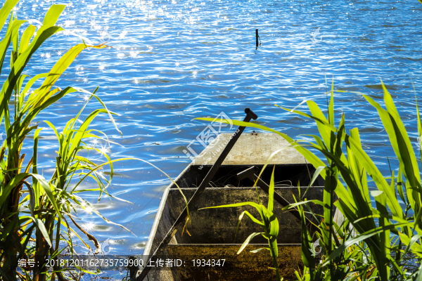 湖光倒影