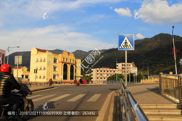 新滎經(jīng)大橋十字路口