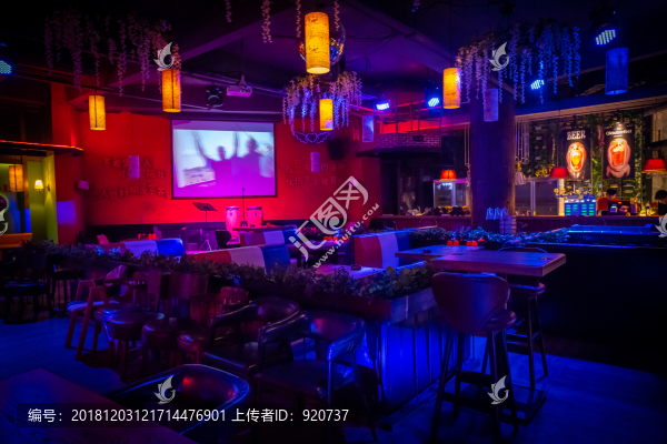 昏暗的酒吧