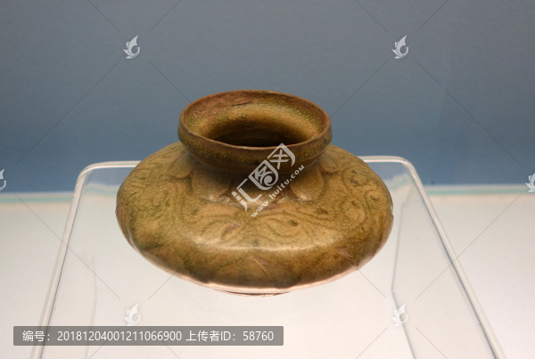 南朝青釉刻花蓮瓣紋唾壺