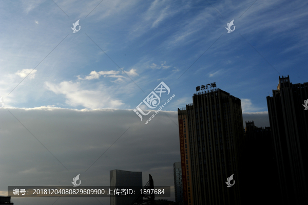 一半黑云一半藍(lán)天