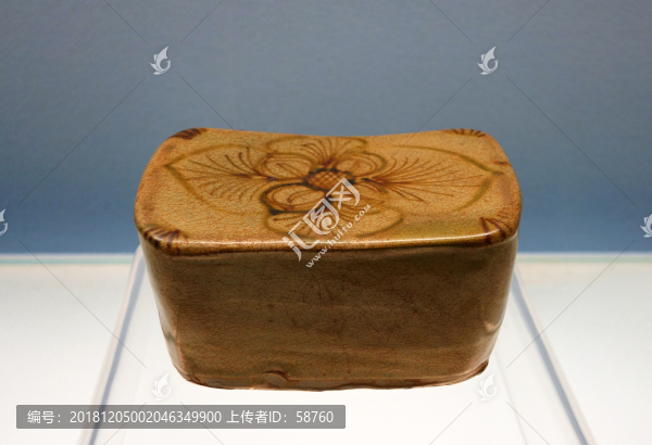 長沙窯青釉褐綠彩花卉紋枕