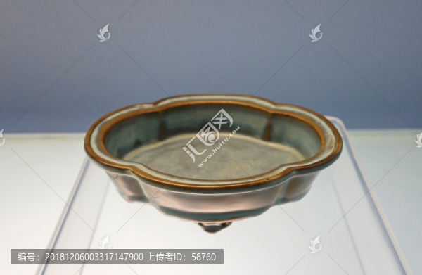 鈞窯月白釉海棠式盆托
