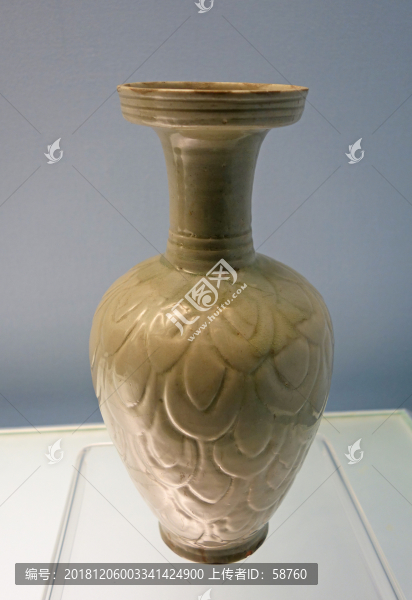 龍泉窯青釉刻花蓮瓣紋瓶