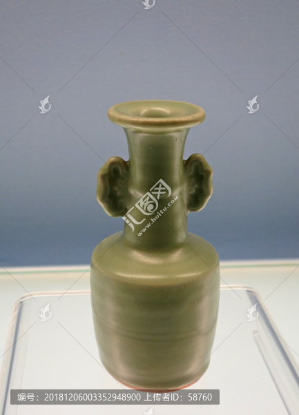 龍泉窯青釉靈芝耳瓶