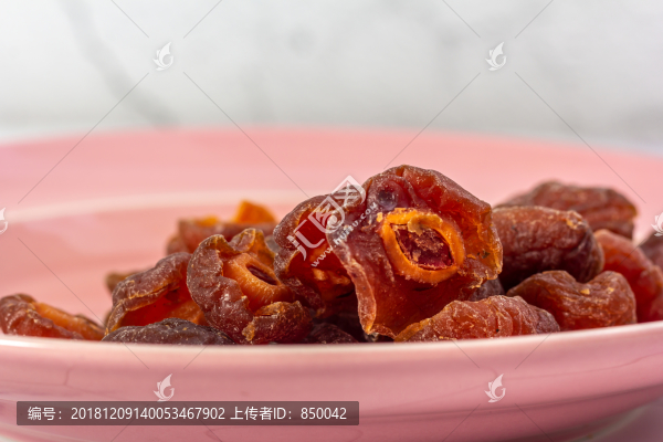 粉色盤子里的半梅