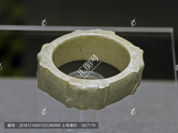 龍首紋玉鐲