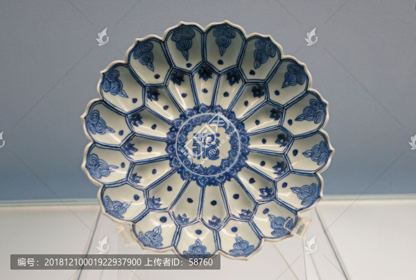 景德鎮(zhèn)窯青花蓮瓣形梵文盤