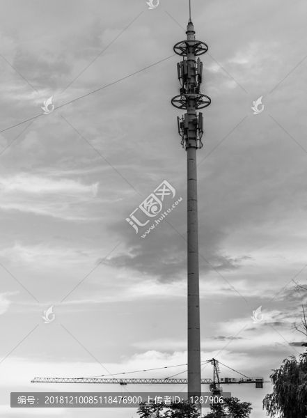 信號(hào)塔與吊機(jī)