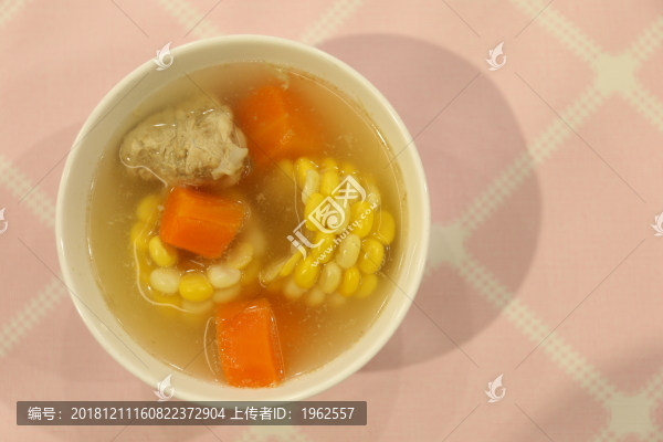 胡蘿卜玉米燉骨湯