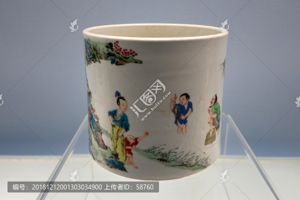 清代粉彩人物圖筆筒