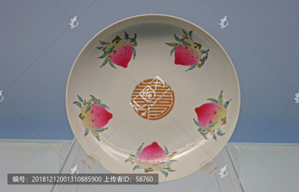 清代粉彩桃果紋盤