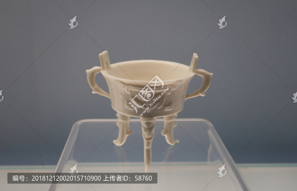 清代白釉獸面紋雙耳鼎