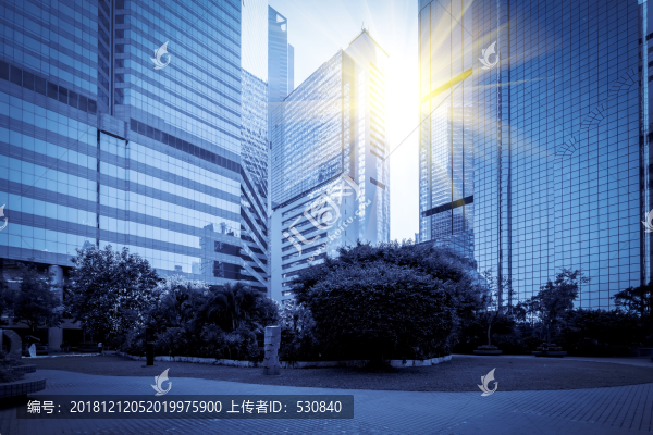 仰拍現(xiàn)代建筑