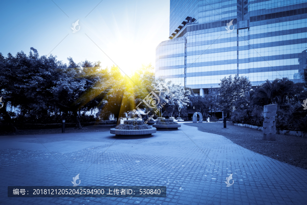 仰拍現(xiàn)代建筑