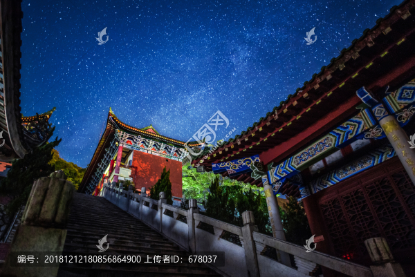 寺院星空