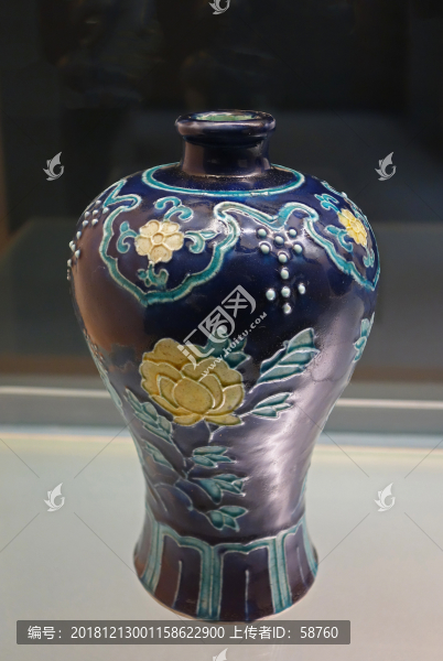 明代仿琺華釉折枝花卉紋瓶