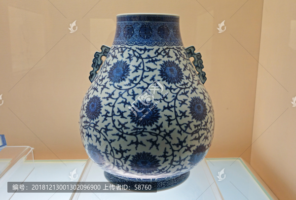 清代青花纏枝蓮紋雙耳尊