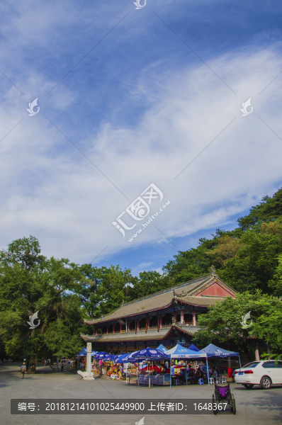 千山無量觀廣場(chǎng)慈福閣與藍(lán)天白云