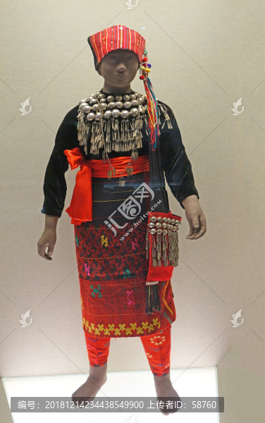 云南瑞麗景頗族銀飾女盛裝