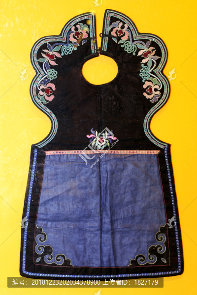 隆林苗族刺繡女童口水兜