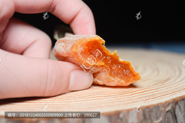 手里拿著咬了一口的柿餅