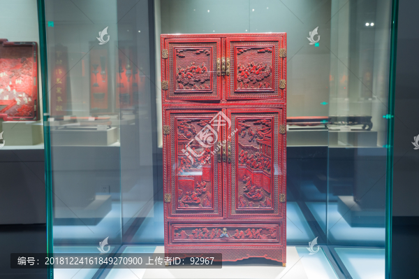 剔紅群仙聚會(huì)圖文房四開(kāi)門小柜