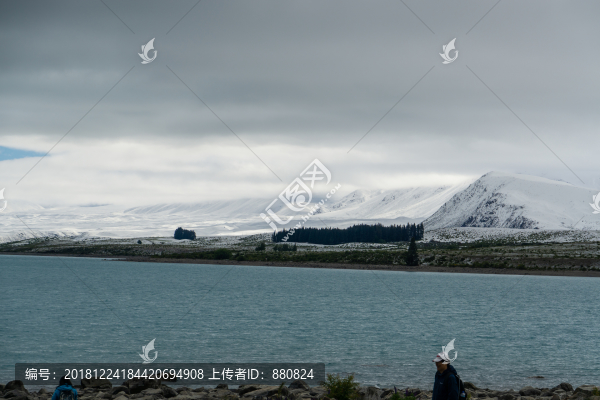 雪山湖泊