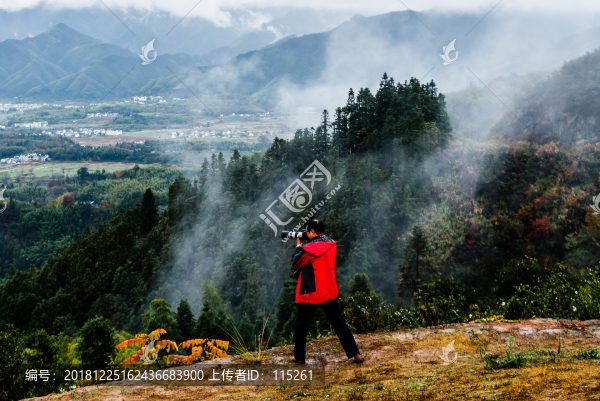 煙雨蒙蒙協(xié)里游人