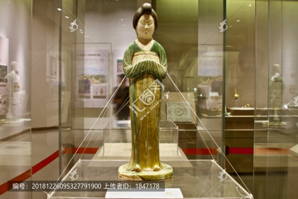 三彩女俑