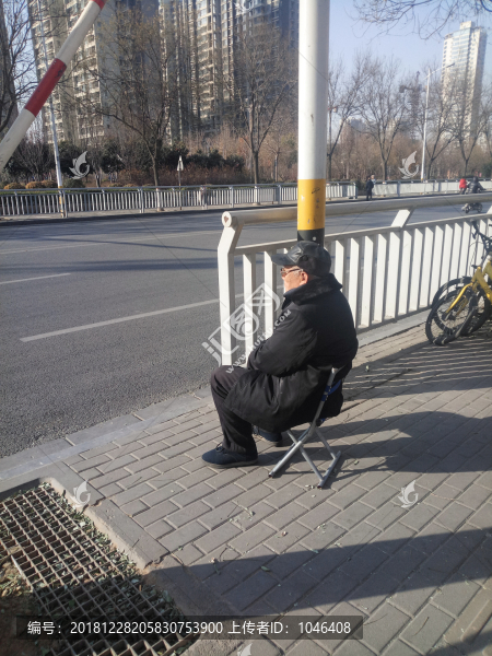 嗮太陽的老人