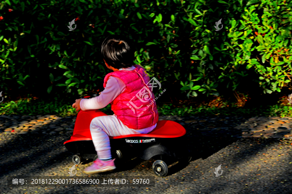 玩滑滑車的兒童