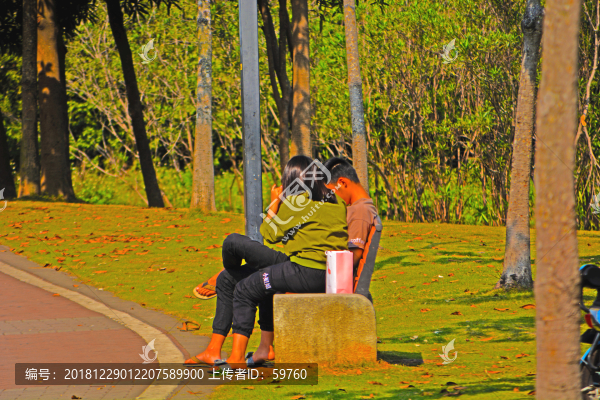 坐在公園椅子上的情侶