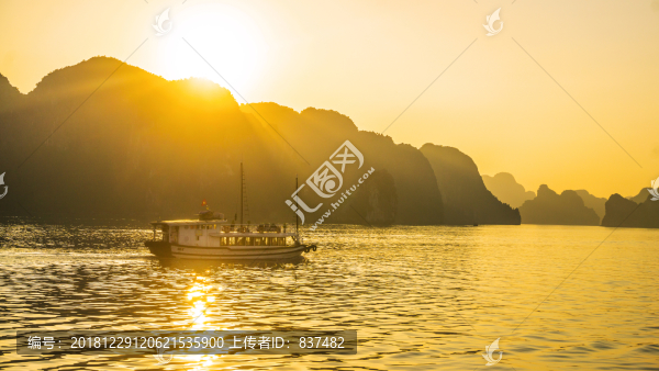 晚霞中的海灣