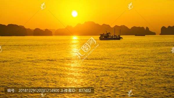 晚霞中的海灣