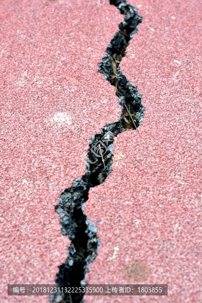 開(kāi)裂的地面