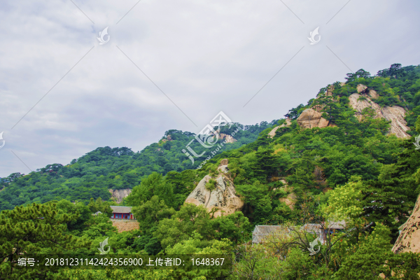 千山無量觀建筑與連綿群山峰
