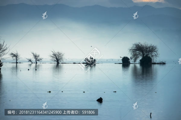 薄霧中的滇池山水