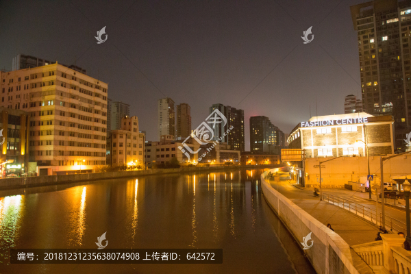城市夜晚的小河