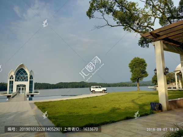 湖邊旅行車