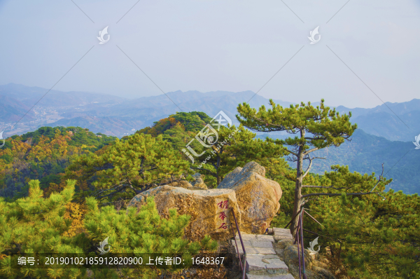 千山小黃山景區(qū)山頂握拳石與群山