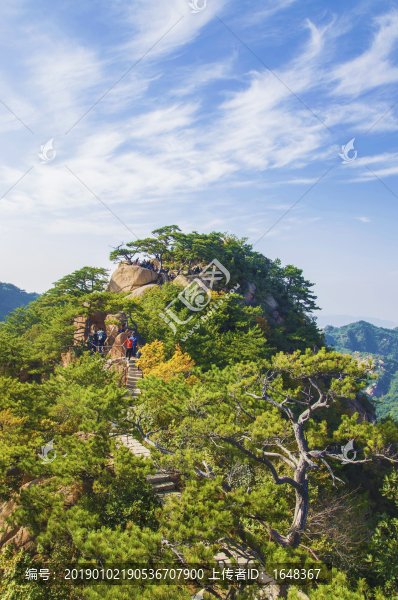 千山小黃山玉霞關(guān)山峰與藍(lán)天白云