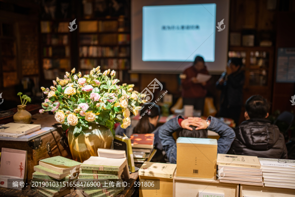 老書店里的讀書分享會(huì)