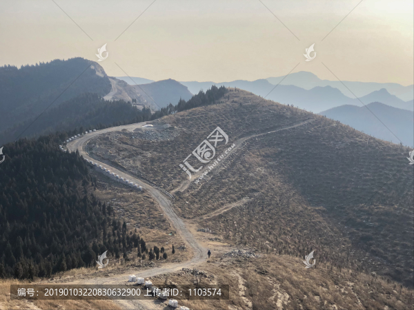 濟(jì)南市區(qū)南部的群山