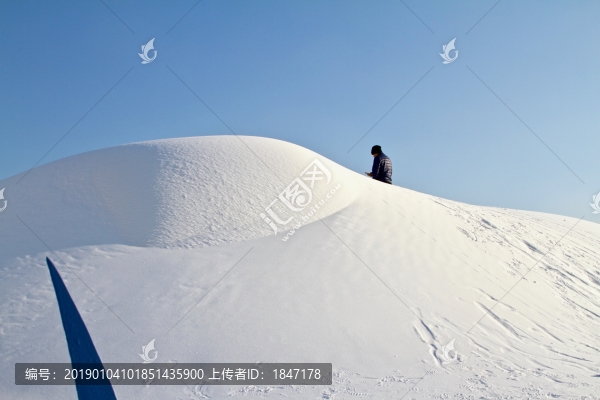 雪山上的人